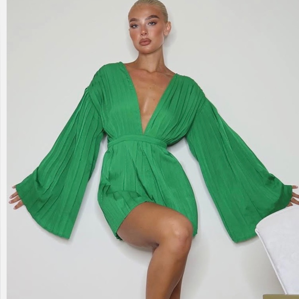PrettyLittleThing Green plunge neck romper. Size 0 (USA)